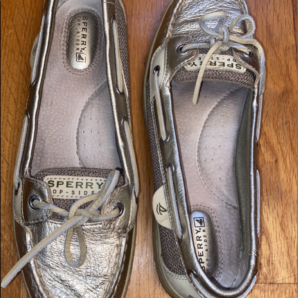 🌟 HOST PICK🌟 Amazing condition gold metallic sperrys!